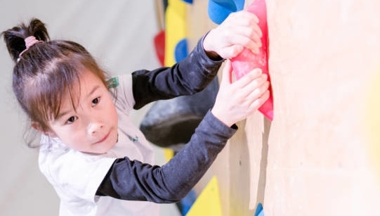 Nine-year-old Ningbo girl breaks Chinese rock climbing record