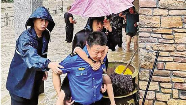 Villagers and local authorities near the Xin'anjiang Reservoir united to fight the floods