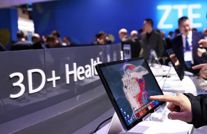 Chinese innovations ignite wow moments at world's leading mobile tech gala