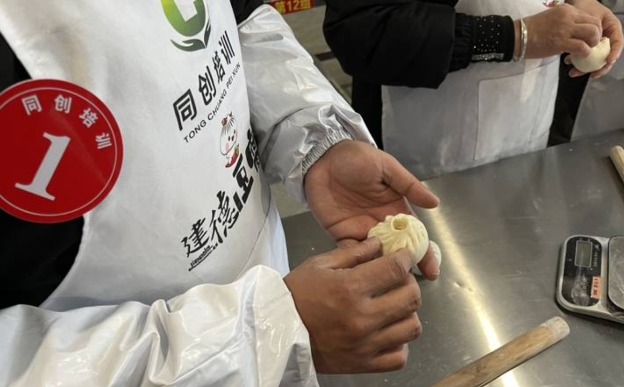 Public fee-free tutorial session for making 'Jiande steamed stuffed bun' contributes employability